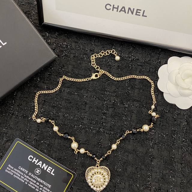 香奈儿项链热销款爆上新 Chanel22A神秘黑琉璃珍珠爱心项链，一致Zp，黄铜质地 爱心元素太有少女感～美貌与质感并存 精致白富美气质标配，谁也逃不过爱心狙击