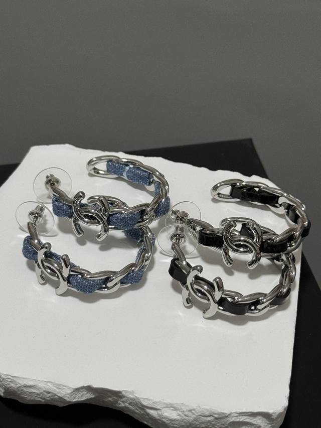 高品质 细节如图 两色分别 香 黑皮穿链 牛仔穿链耳环 25春夏最新款绝美系列！老规矩先买先得牛仔布面纹路质感超赞银色搭配亮面黑色漆皮！绝绝子时尚达人收割机两色