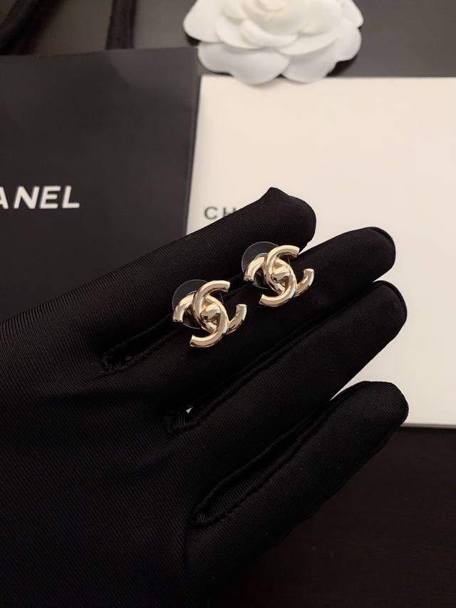 Ch*Nel 新款Cc书包扣耳钉 一致Zp黄铜材质