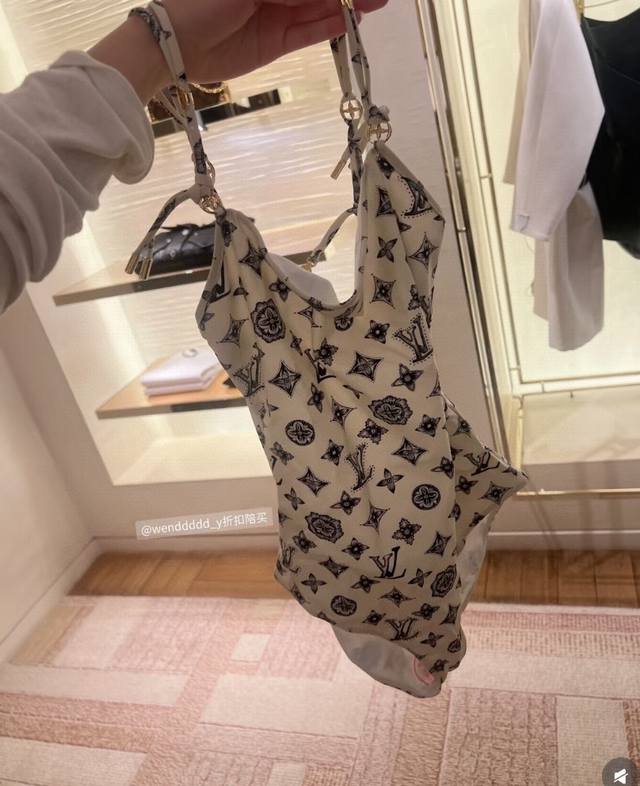 Lv路易威登新款连体泳衣 适合多种场景的游泳衣♀海边 游泳池 温泉 水上乐园 漂流都可以内搭也完全可以 连体设计遮肉显高挑 腹部有点肉肉也不影响咱美美的 背面设