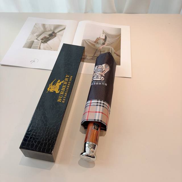Burberry 巴宝莉 三折自动折叠晴雨伞 年度巅峰之作 经典 高雅 时髦 这就是被称为英国Burberry风格所在 巴宝莉晴雨伞特别值得骄傲就是其超强的防晒