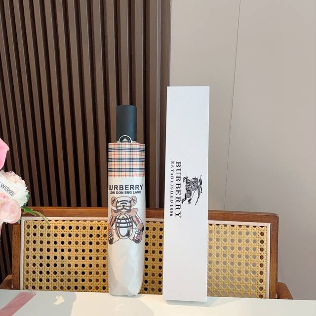 Burberry 巴宝莉 三折自动折叠晴雨伞 年度巅峰之作 经典 高雅 时髦 这就是被称为英国Burberry风格所在 巴宝莉晴雨伞特别值得骄傲就是其超强的防晒
