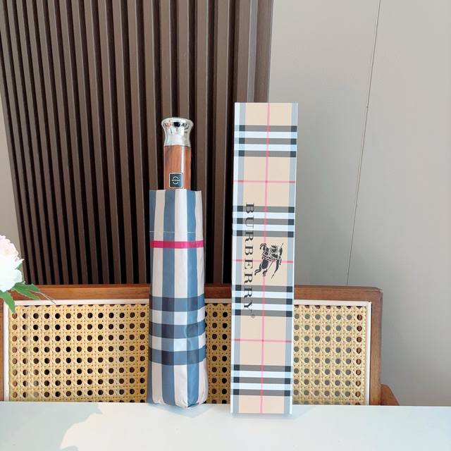 Burberry 巴宝莉 三折自动折叠晴雨伞 年度巅峰之作 经典 高雅 时髦 这就是被称为英国Burberry风格所在 巴宝莉晴雨伞特别值得骄傲就是其超强的防晒