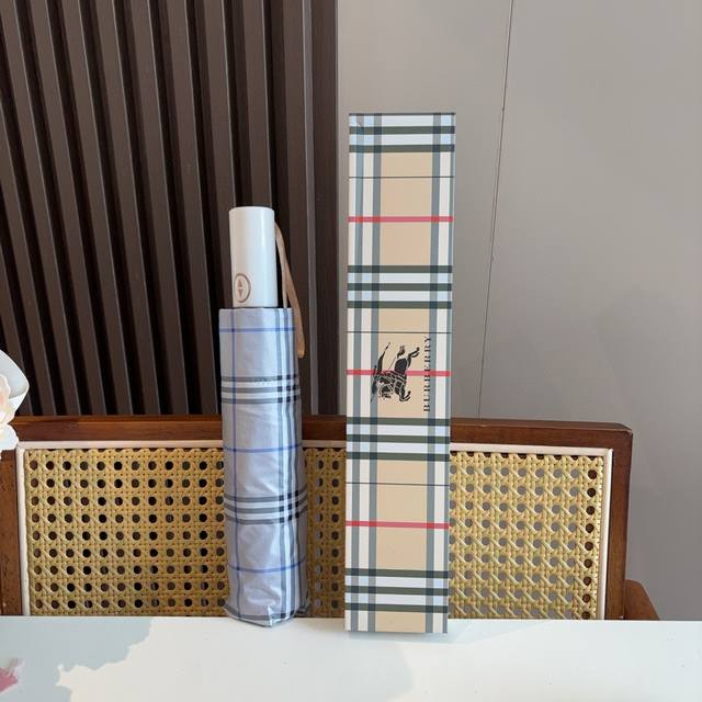 Burberry 巴宝莉 三折自动折叠晴雨伞 年度巅峰之作 经典 高雅 时髦 这就是被称为英国Burberry风格所在 巴宝莉晴雨伞特别值得骄傲就是其超强的防晒