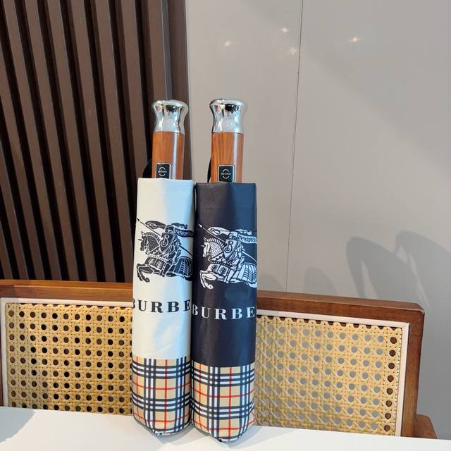 Burberry 巴宝莉 三折自动折叠晴雨伞 年度巅峰之作 经典 高雅 时髦 这就是被称为英国Burberry风格所在 巴宝莉晴雨伞特别值得骄傲就是其超强的防晒