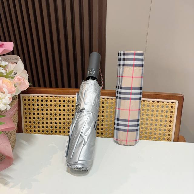 Burberry 巴宝莉 三折自动折叠晴雨伞 年度巅峰之作 经典 高雅 时髦 这就是被称为英国Burberry风格所在 巴宝莉晴雨伞特别值得骄傲就是其超强的防晒