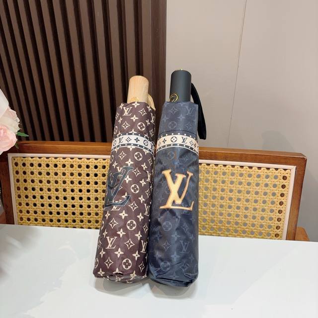 Louis Vuitton 路易威登 2025新款 经典字母 三折自动折叠晴雨伞 新涂层技术深色伞面 拥有令人惊喜的遮光效果！2色