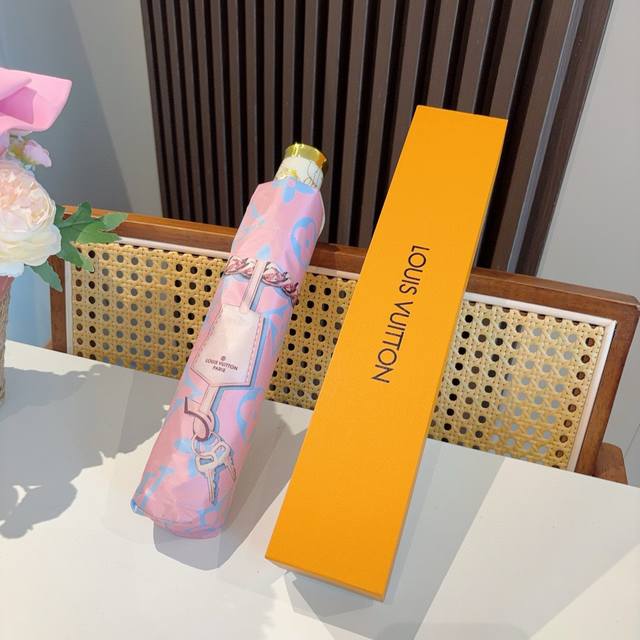 Louis Vuitton 路易威登 2025新款 经典字母 三折自动折叠晴雨伞 新涂层技术深色伞面 拥有令人惊喜的遮光效果！2色
