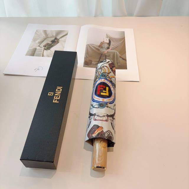 Fendi 芬迪 三折自动折叠晴雨伞 年度最新火爆单品 原单代工级品质 第一代210T碰击布防嗮拒水技术 阻隔99%直射伞面的紫外线 杜绝夏季晒伤 清爽出行 选