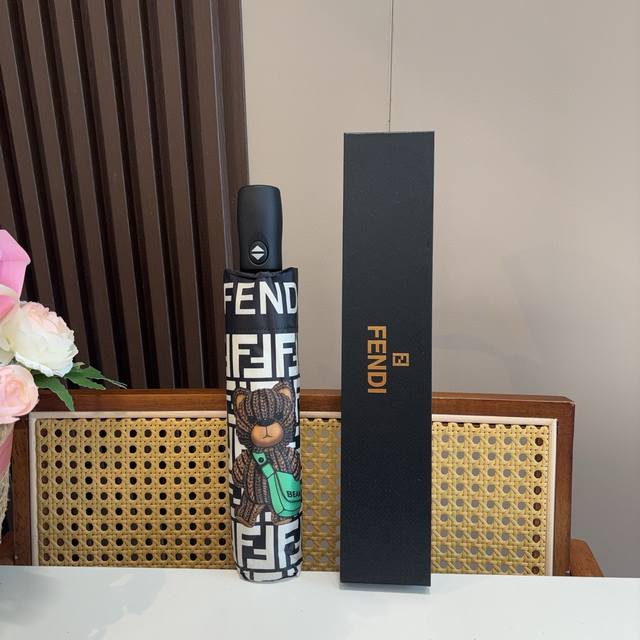 Fendi 芬迪 三折自动折叠晴雨伞 年度最新火爆单品 原单代工级品质 第一代210T碰击布防嗮拒水技术 阻隔99%直射伞面的紫外线 杜绝夏季晒伤 清爽出行 选