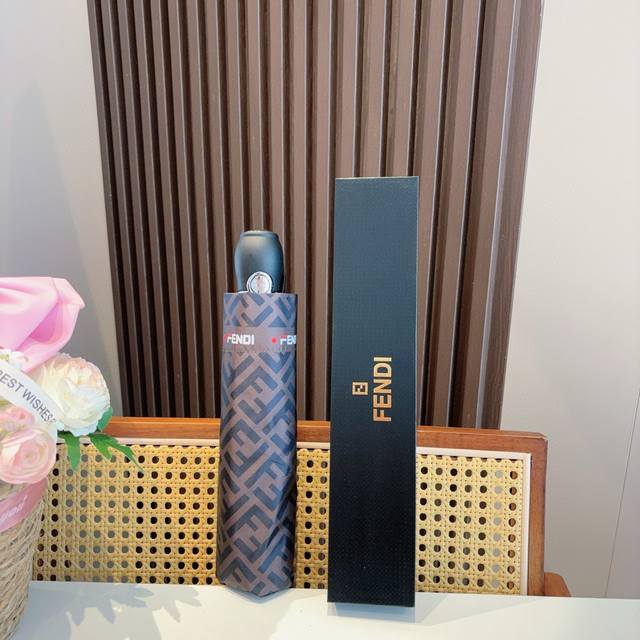 Fendi 芬迪 三折自动折叠晴雨伞 年度最新火爆单品 原单代工级品质 第一代210T碰击布防嗮拒水技术 阻隔99%直射伞面的紫外线 杜绝夏季晒伤 清爽出行 选