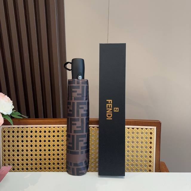 Fendi 芬迪 三折自动折叠晴雨伞 年度最新火爆单品 原单代工级品质 第一代210T碰击布防嗮拒水技术 阻隔99%直射伞面的紫外线 杜绝夏季晒伤 清爽出行 选