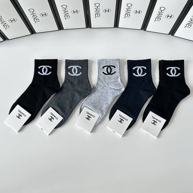 特 配包装 Chanel 香奈儿 新款经典中筒袜堆堆袜袜子！一盒五双， 专柜同步筒袜袜子，大牌出街，潮人必备超好搭。
