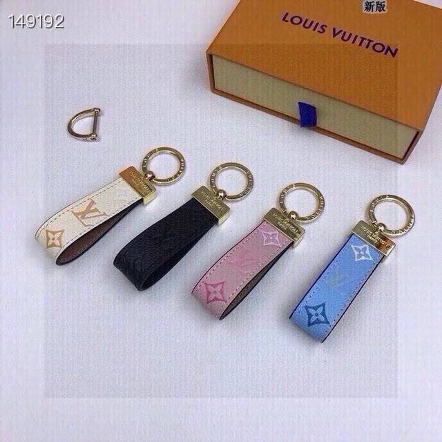配图片原版包装 路易威登Louisvuitton 钥匙扣M65221经典老花Monogram，经久耐用， 是 Dragonne 钥匙扣理想的材质，可打造这款兼具