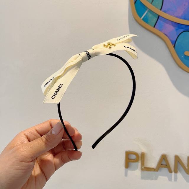 配包装 Chanel 香奈儿 最新款小香发箍，新品巨显脸小头箍，网红爆款推荐 搭配高端双ＣLogo ，超精致时尚百搭！