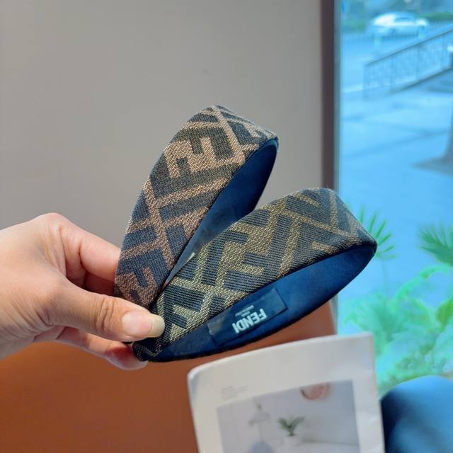 配包装 Fendi 芬迪 经典新款高版本双层大牌发箍, 网红爆款双F字母防滑头箍、让你的魅力绽放 清新淑女范让时尚更简单。