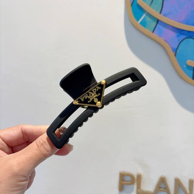 配包装 Prada 普拉达 欧美新款磨砂材质抓夹，明星同款 女神必备单品，非常百搭，时尚发夹， 戴上它满满的高大上。