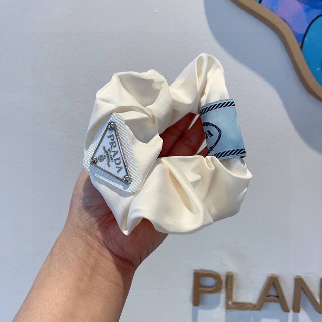 配包装 Prada 普拉达 进口大肠圈 倒三角铁标皮筋、真丝缎面名媛发绳头绳百搭款、细节全部实拍 特制面料非常显质感 ！