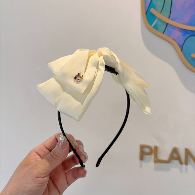 配包装 Chanel 香奈儿 最新款小香发箍，香奶奶头箍，复古头箍，网红爆款推荐 超精致，时尚百搭！