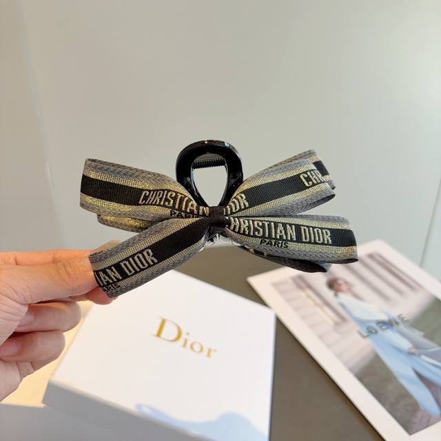 配包装 Dior 迪奥 经典老花网红抓夹，高级感字母简约复古发夹原单货，简约百搭，潮女必备品，超级的高大上！
