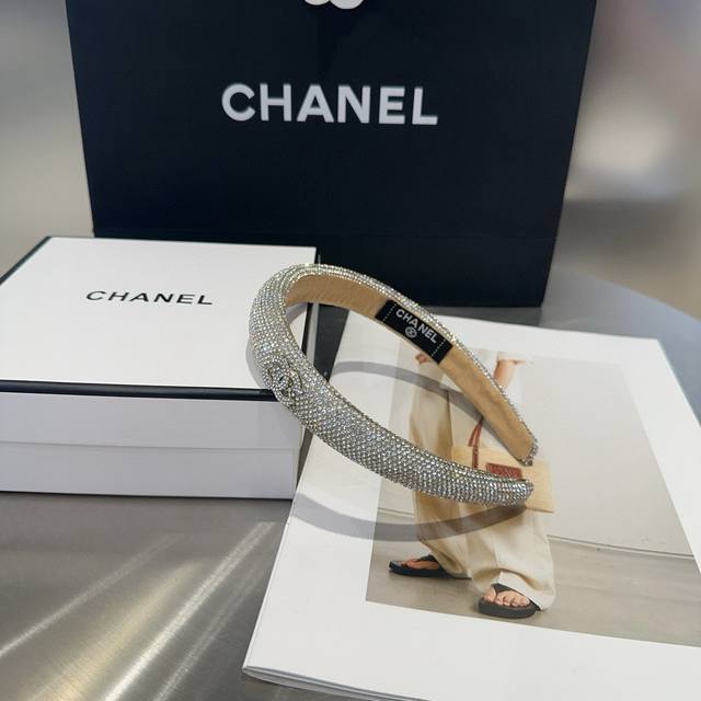 配包装盒 Chanel 香奈儿 最新款小香爆款钻石发箍，超级好看！名媛范儿十足，小仙女必备