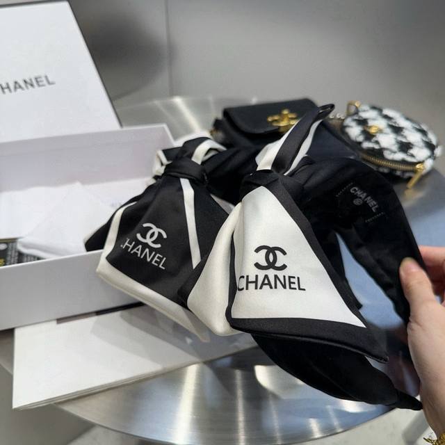配包装盒 Chanel 香奈儿 最新款小香发箍，超级好看！名媛范儿十足，小仙女必备