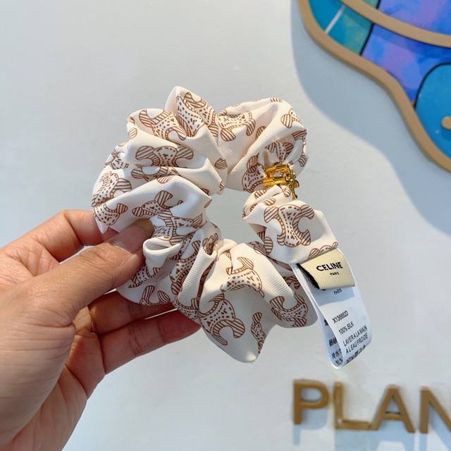 配包装 Celine 赛琳 凯旋门网红爆款发圈，精致肠圈皮筋，佩戴舒适无压力，造型搭配必备！非常时尚百搭！女神必备单品，超级精致哦名媛范儿。