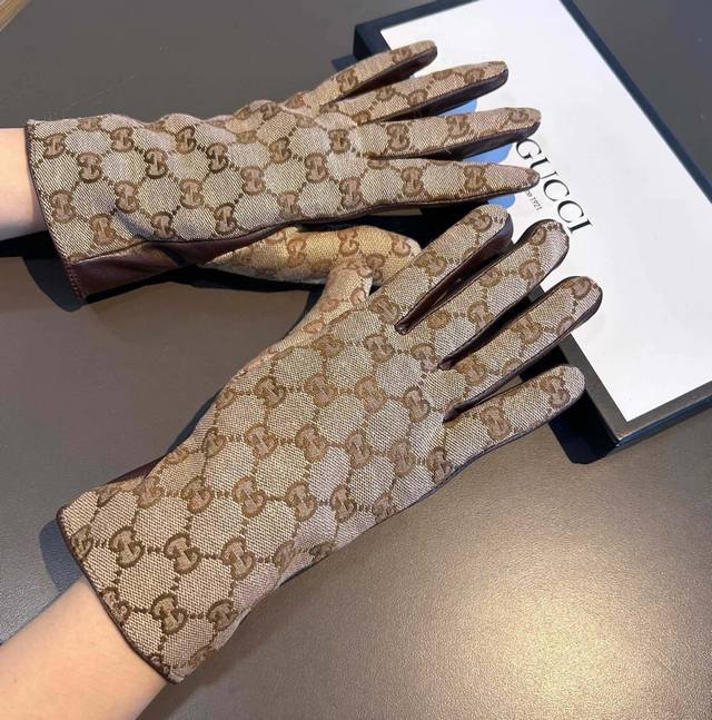 2025新款独家首发触屏手套 Gucci古奇新款高档羊皮手套女神集美们首选 不可错过百分百选用进口羊皮 皮质细腻柔软 认准进口羊皮特有手感羊绒内里保暖更佳 顶级
