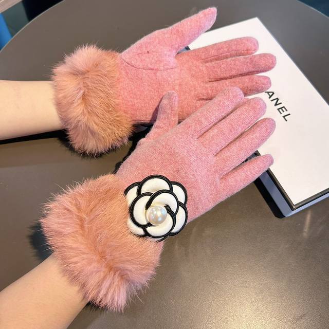 Chanel 香奈儿2025秋冬懒兔毛羊毛手套值得对比同款不同品质，秒杀市场差产品，羊毛十懒兔毛内里加绒 经典不过时款.喜欢可以入手了，这种品质的今年用了明年还