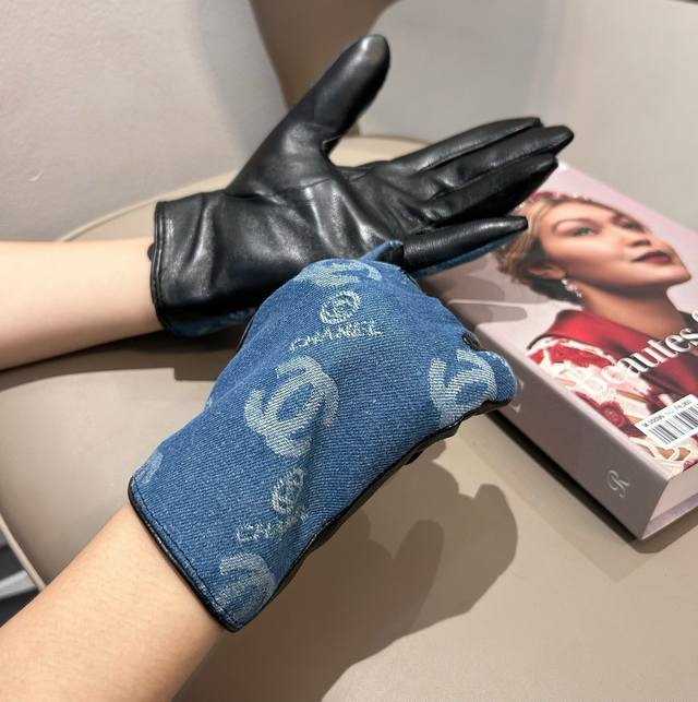 2025香奈儿新品短款牛仔布加羊皮手套，时尚机车手套，秋冬新品布内里，时尚上手超舒适柔软、百搭！集美女神必备配盒子码数Ml