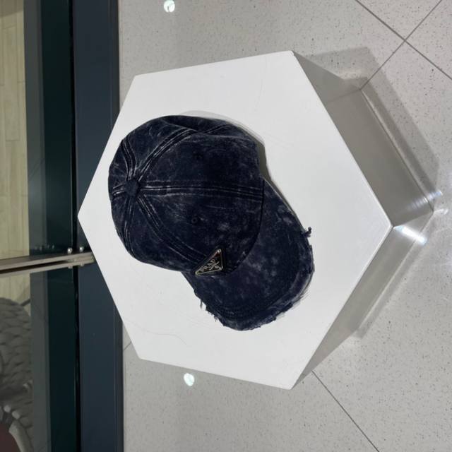 普拉达Prada 经典三角标棒球帽万能必留款 戴一万年都好看 日常刚需 颜色完美 帽型正点 简直谁戴都好看质量超赞 时尚百搭