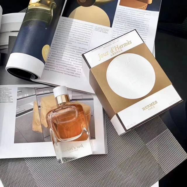 专柜品质 Hermes爱马仕光之我的一天女香士水85Ml这味个道真的很温柔，特别人女的气息比。较悠然，不会有刺激感具。体味道清：新前味：葡萄柚柠和檬的搭配，到恰