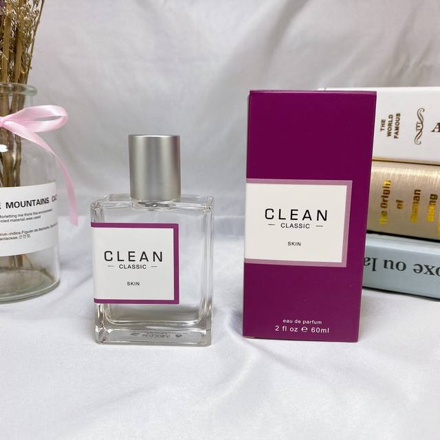 专柜品质 Clean洁净肌肤Skin 中性香水60Ml 香调:木质花香调 前调:蜜露莲花清新空气韵调 中调:花瓣蓝玫瑰水生韵调 尾调:白麝香琥珀克什米尔木香草