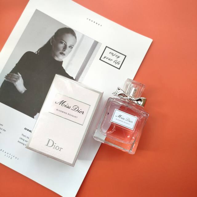 专柜品质 Dior.迪奥 花漾甜心淡香水 Ml 前调：西西里柑橘、橙花 中调：牡丹、玫瑰 尾调：广藿香、白麝香 花漾甜心诞生于2008年 08年到17年改过很多