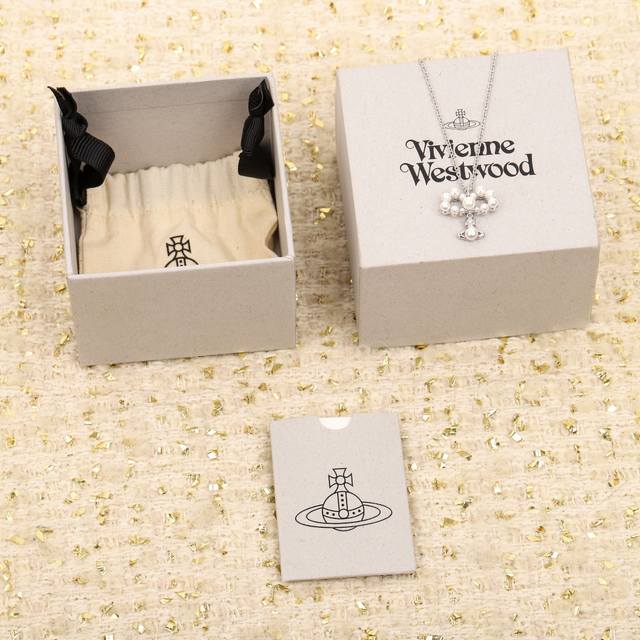 我们出品 量大咨询客Fu Viviennewestwood蝴蝶结项链 宝宝，什么是快乐星球，来，这就是快乐星球！重磅推荐，墙裂建议一套入！闭眼入准没错！纯粹王冠