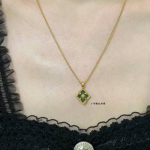 V金材质 布契拉提小号歌剧院系列绿珐琅项链，复古宫廷风四叶草，四瓣花贝壳双面项链，太有意式风情了，整件作品精致华丽又增添文艺的感觉，采用 Rigato平行纹雕刻