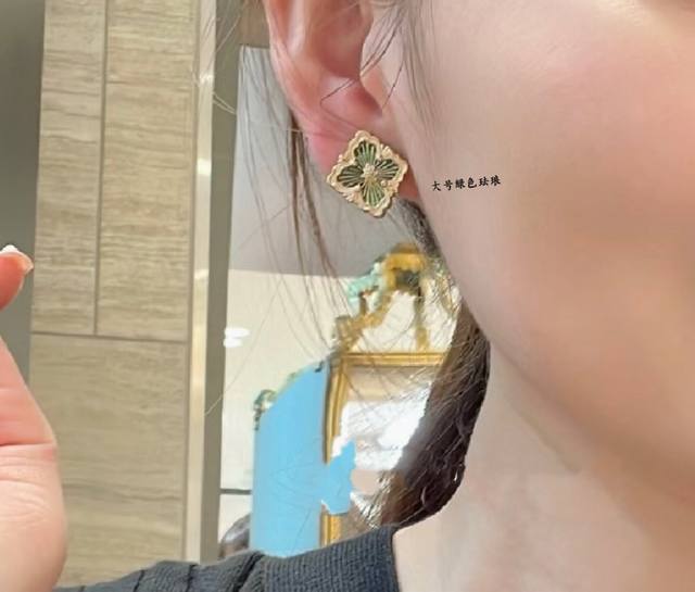 V金材质 布契拉提歌剧院系列绿珐琅耳环，复古宫廷风四叶草，太有意式风情了，整件作品精致华丽又增添文艺的感觉，采用 Rigato平行纹雕刻工艺打造独一无二的绸缎工