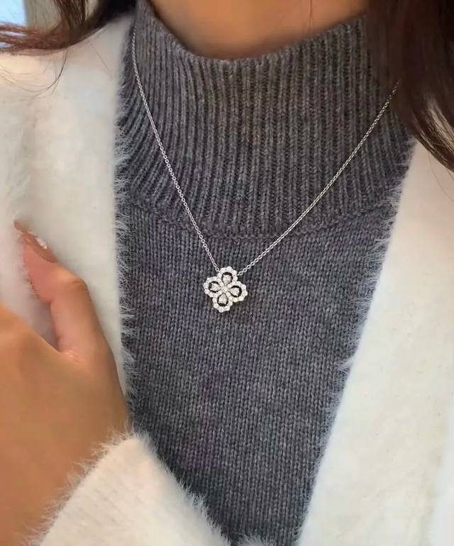 V金材质 白钻 海瑞温斯顿满钻四叶草项链# Diamond Links系列钻石项链，她的一颦一笑，优雅迷人却又不失理性坚韧，与品牌标志性设计祖母形切工形态钻石相