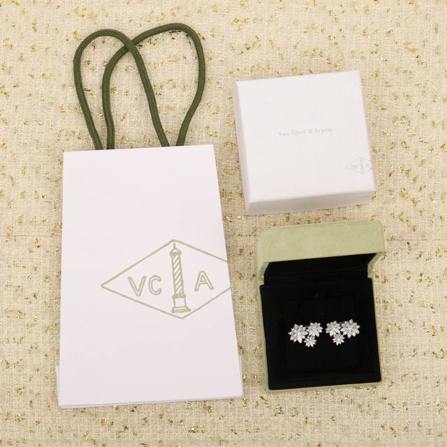 我们出品 耳扣，Zp 000+可订做真金真钻，只做对版Zp真金货，Pk市面各种金货量大咨询客Fu 莲花是美丽、清纯与承诺的象征，以此为灵感，创作一系列璀璨和谐的