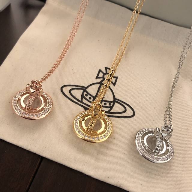 Viviennewestwood 西太后项链宝宝，什么是快乐星球，来，这就是快乐星球！绝美Pina铆钉透明珠项链，重磅推荐，小巧精致，闭眼入准没错！纯粹王冠球是