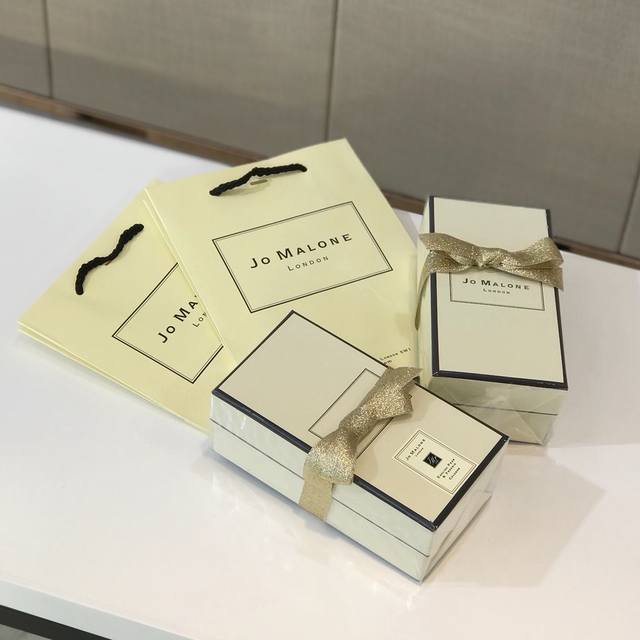专柜品质 鎏金闪耀，限量典藏祖马龙圣诞压轴超级限量款黑石榴味道 拿过咱家祖马龙的都清楚品质如何！独家控货渠道！专柜全套礼盒包装，支持全球验货，如假包退！ 稍微了