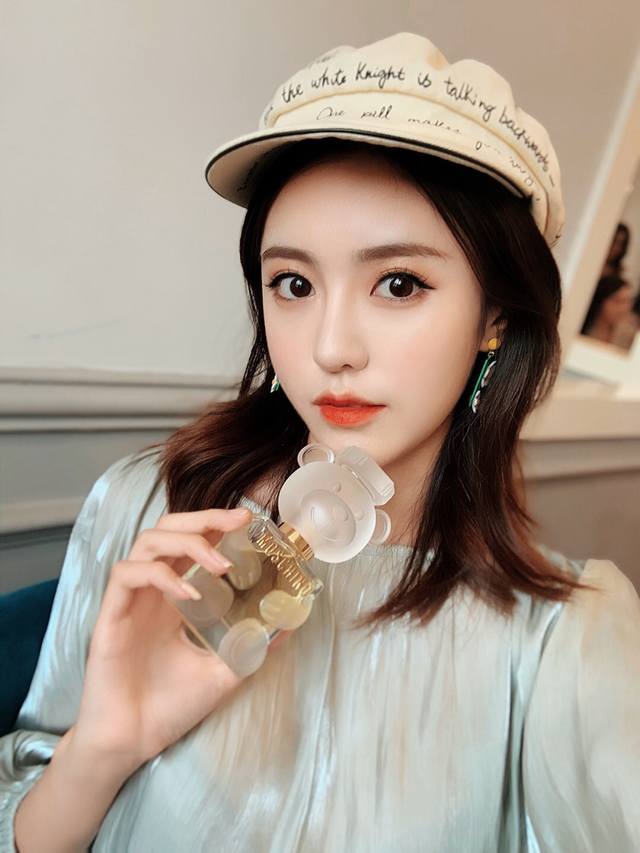 专柜品质 甜甜的恋爱马上到你啦Moschino小熊香水 神仙香水！！ 我是冲着颜值盲买的 太好看啦！！稀饭！！光是这个瓶身我都要夸上一天 就算不出门不喷，我都要