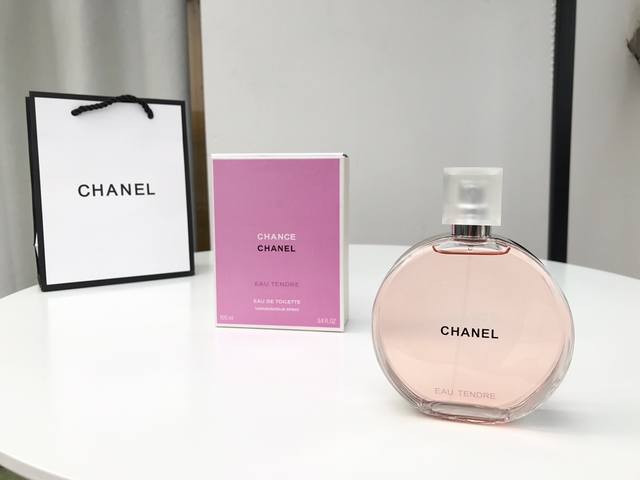 专柜品质 Chanel Eau Tender 粉色邂逅 柔情淡香水 Edt Ml 粉色邂逅是花香和果香混合，带着淡淡的甜味，瓶身的颜色和一双香水带来的感觉非常搭