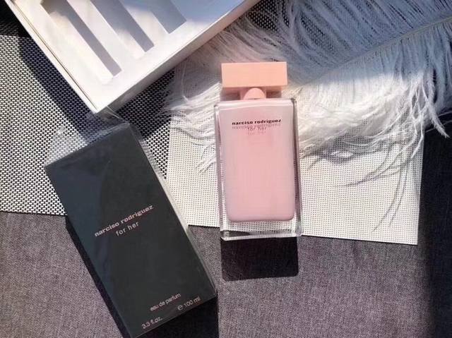 专柜品质 Narciso Rodriguez For Her纳西素香水 斩男香 网红香水 Ml 首先外观不用多说，很多妹子肯定都是被它瓶子貌美先吸引的，质感也很
