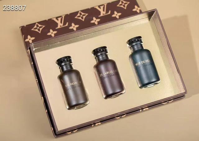 专柜品质 Lv香水小样10Ml三件套中东限量版！10Ml×3。味道：Les Sables Roses瑰魄玫瑰，Ombre Nomade流浪幽灵，Nuit De