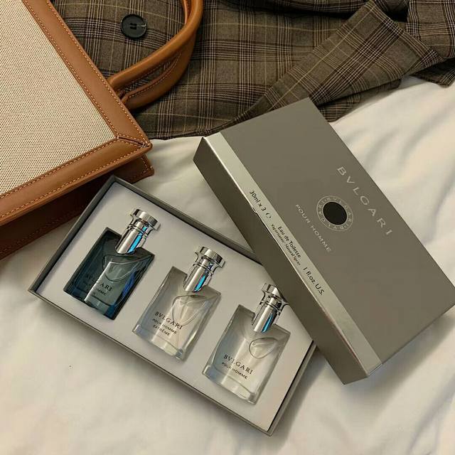 专柜品质 宝格丽原单香水套盒 商品：宝格丽原单香水套盒W 规格：容量30Ml×3 特点：送男友礼物必备大吉岭茶香水系列 这个系列以茶为主调的香水 传说的男友香