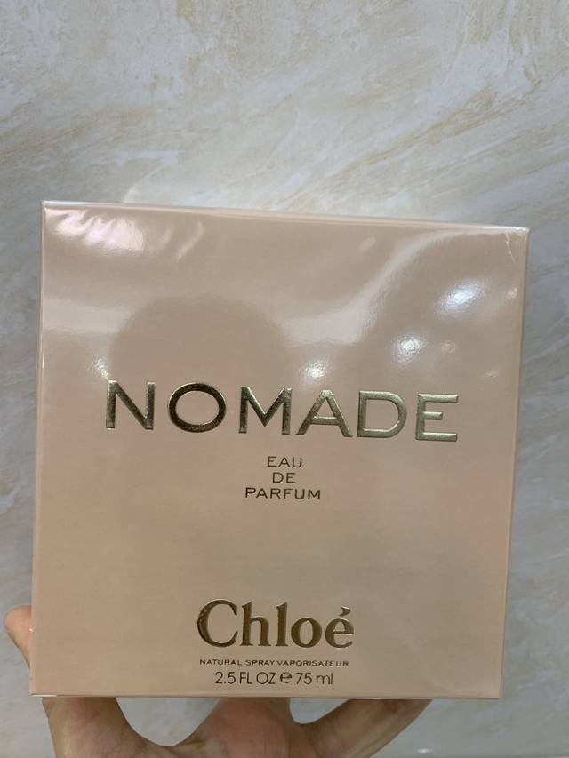 专柜品质 Chloe克洛伊蔻依18新款小猪包Nomade女士香水75Ml ，，瓶身外形灵感来自人气小猪包Drew Bag,整体色系也呼应Chloe的经典色胭红粉