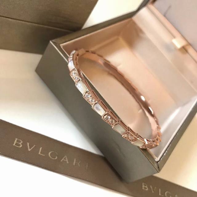 精工版本 Bvlgari经典重现 宝格丽 蛇骨手镯 细腻妖娆的线条设计，饰以明亮钻石让霸气也可以有女人味！电镀18K金工艺 专柜版本 一比一质量天然白贝壳 孔雀