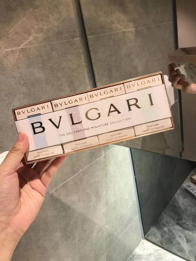 专柜品质 宝格丽香水小样套盒！春夏清新茶香～ “松花酿酒，春水煎茶”，还是茶味香水，茶香的清新，在夏天使用真是再好不过了～爱不释手的香水呀～轻轻爽爽，非常耐闻！