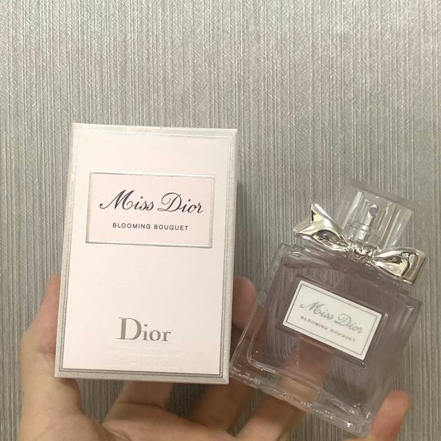 专柜品质 做工精致留香持久 Dior 甜心小姐迪奥小姐花漾甜心香水50Ml，初恋的味道 任何人都抗拒不了的～因为它代表的每一个女孩心里都有座花园～天真，浪漫，有